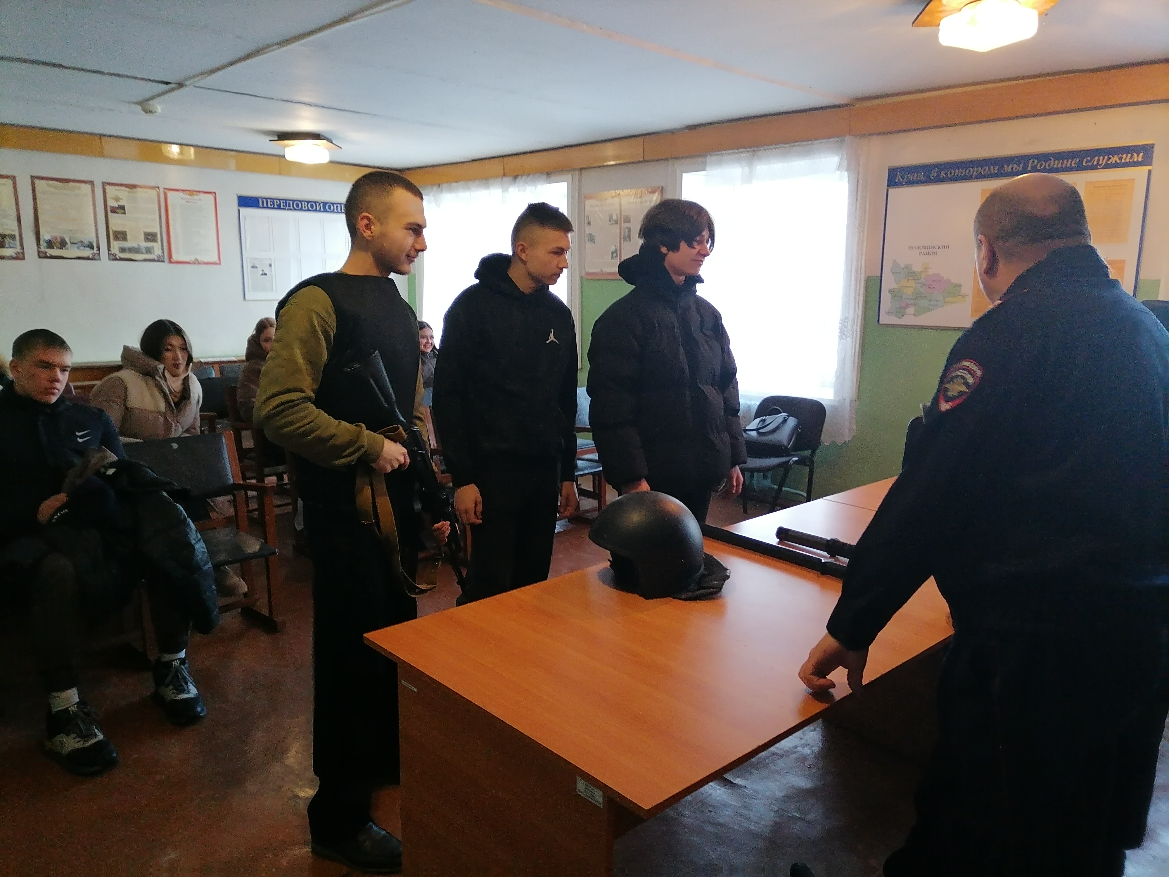 Старшеклассники в гостях у полиции..
