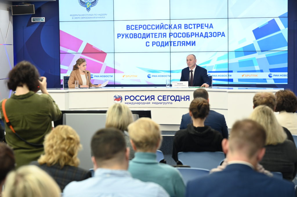 Руководитель Рособрнадзора ответил на вопросы родителей школьников.